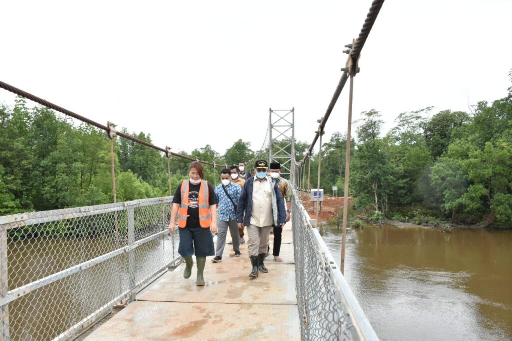 Gubernur Erzaldi Resmikan Jembatan Gantung, Penghubung Desa Labuh Air Pandan dan Desa Kota Kapur