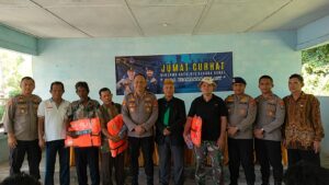 Ratusan Nelayan Kundi Kebagian Alat Keselamatan dari Kapolres Babar dan Kasat Polairud