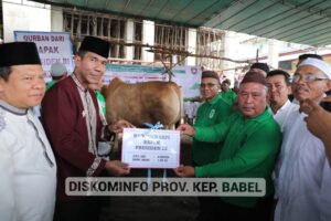 Pj Gubernur Suganda Serahkan Sapi Qurban Presiden RI Ke Warga Desa Kace