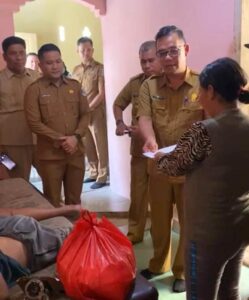Peduli Warganya, Wali Kota Molen Beri Santunan Kepada Penderita Kanker Testis