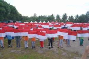 Pj Gubernur Suganda Kibarkan Bendera Merah Putih Bersama Warga Bintet