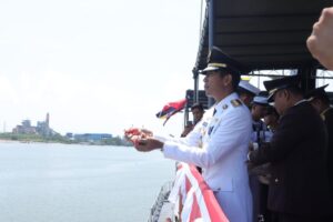 HUT ke-78 RI, Pj Gubernur Suganda Hadiri Upacara Tabur Bunga di Atas KRI Kalmanau
