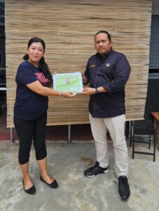 Ketua PWI Babel Serahkan Sertifikat UKW Angkatan IX