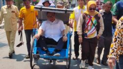 Caption: Anggota Wantimpres HR Agung Laksono naik becak menuju Kantor Kecamatan Pekiringan Kota Cirebon setelah meninjau terusan Kali Sunyaragi pada Sabtu 9/9/2023. (Foto: HMS/A. Ristanto).
