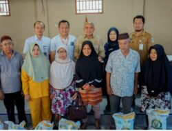 Wali Kota Molen Serahkan Bantuan 11,79 Ton Beras di Kecamatan Gerunggang