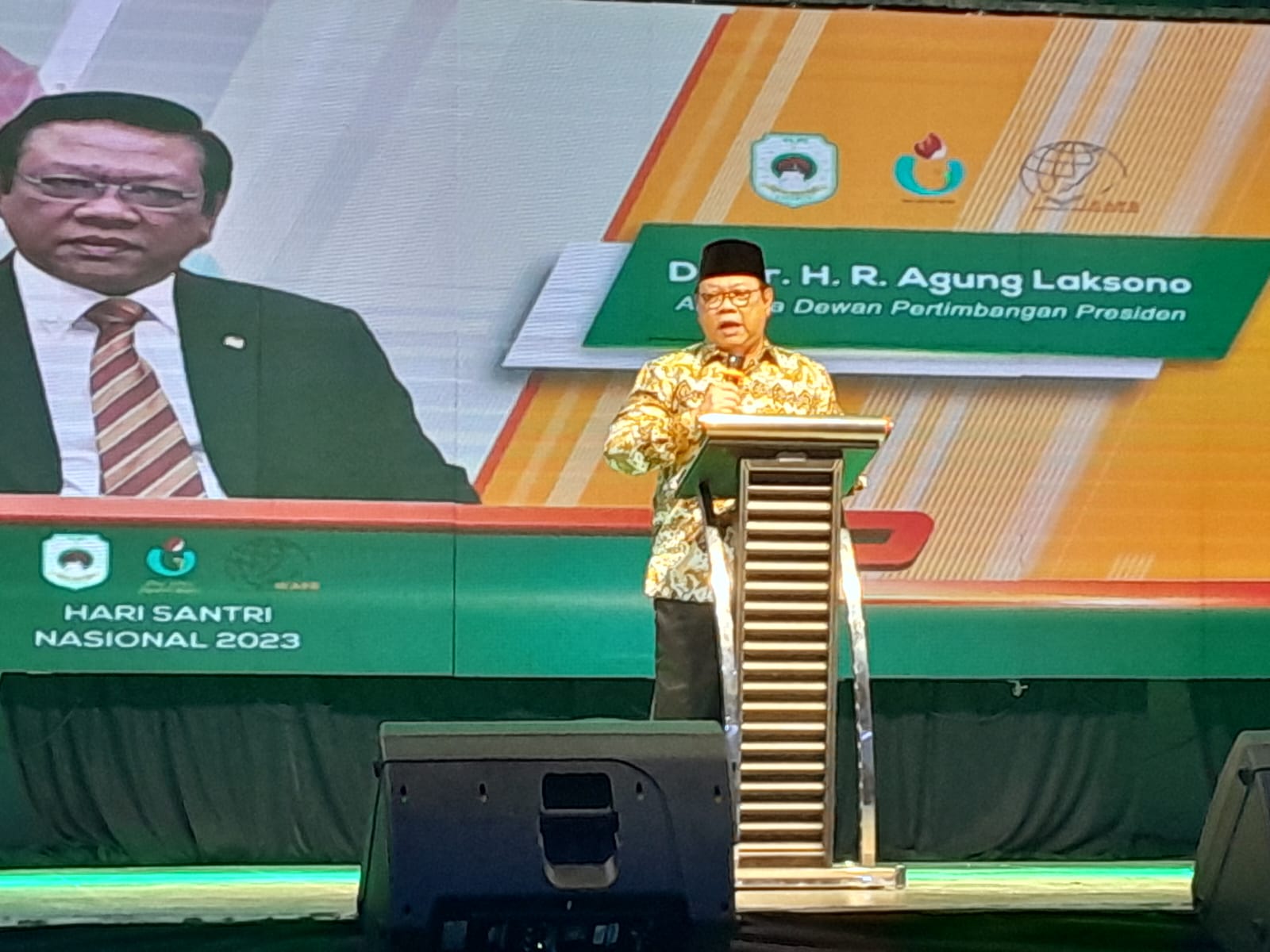 Wantimpres RI DR.Dr. HR Agung Laksono menyampaikan sambutan dalam acara Hari Santri Nasional di Pesantren Buntet, Kabupaten Cirebon, Senin 23 Oktober 2023 malam. (Foto: HMS/A. Ristanto).