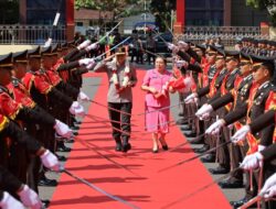 Tarian Selamat Datang Hingga Tradisi Pedang Pora, Warnai Kedatangan Kapolda Babel Yang Baru