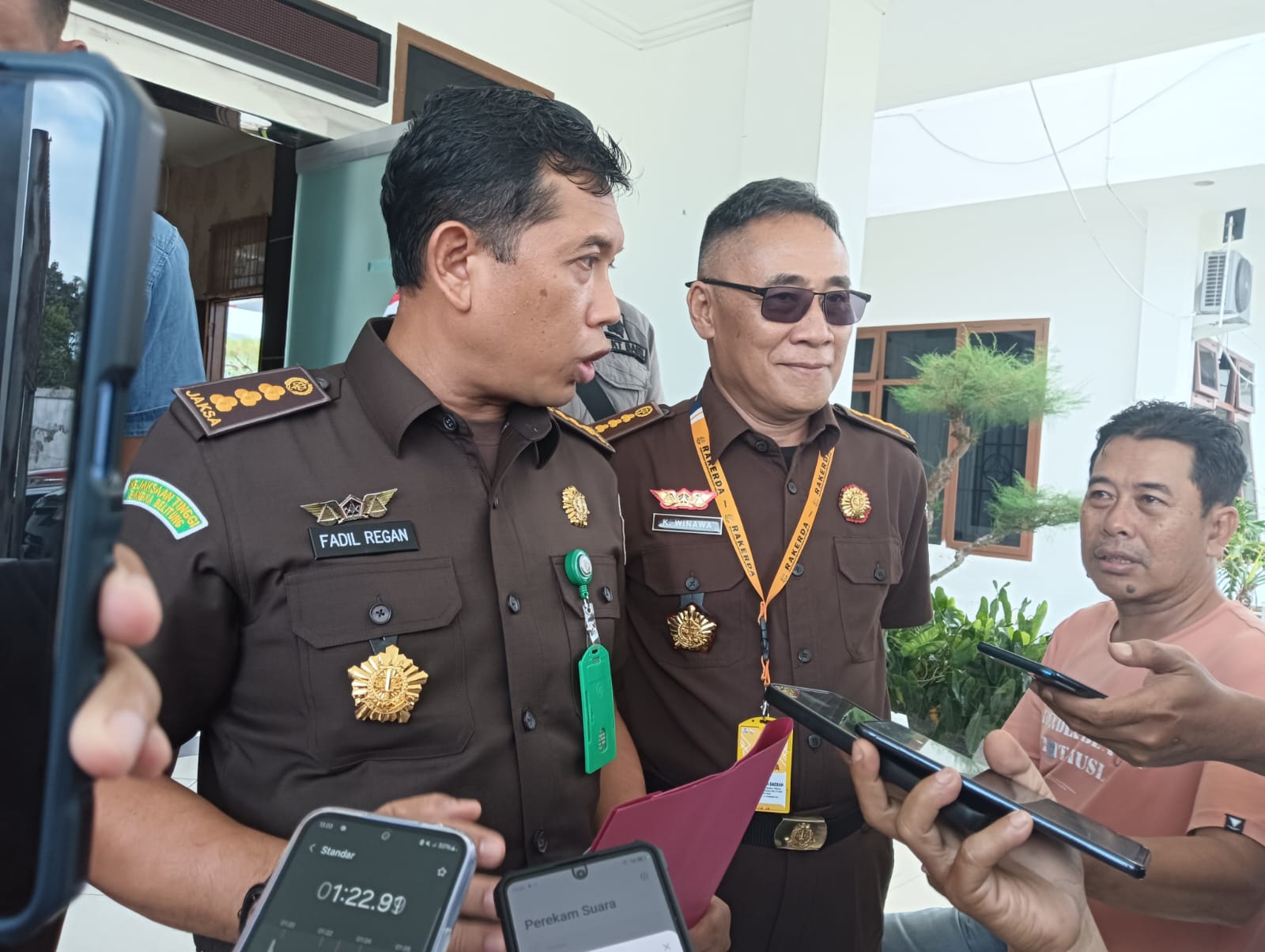 Caption: Asintel Kejati Babel, Fadel Regan (kiri) didampingi Aspidsus, Ketut Winawa (kanan) saat menggelar jumpa pers. (foto: babelterkini.com)
