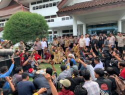 Pj Gubernur Babel Terima Ratusan Pendemo Sambil Lesehan