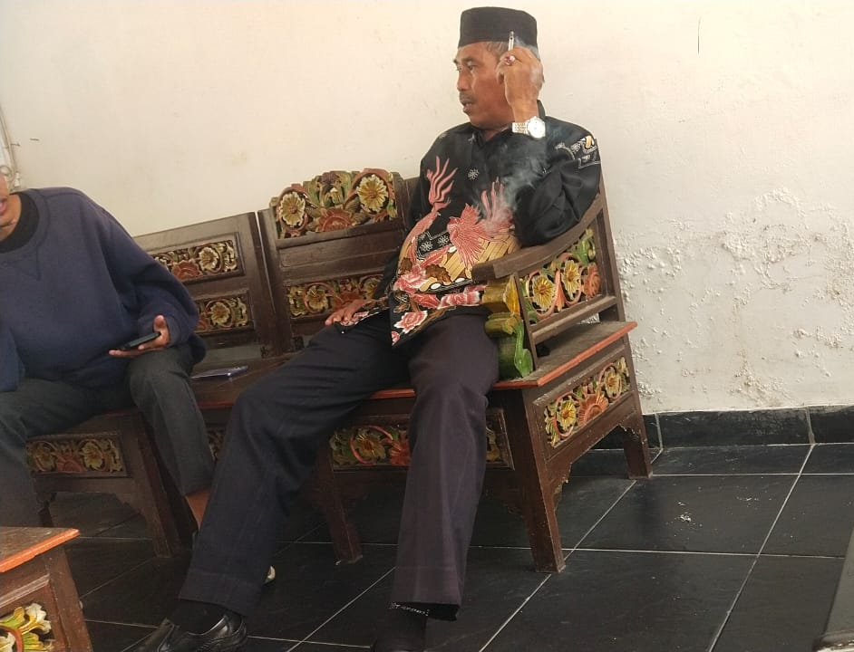 Caption: Ketua DPRD Kabupaten Bangka, Iskandar saat dibincangi wartawan di kantor Kejati Babel, Senin (22/1/2024). (foto: babelterkini.com)
