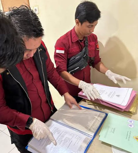 Caption: penyidik Kejati Babel saat melakukan penggeledahan di kantor PT GFI. (foto: ist)