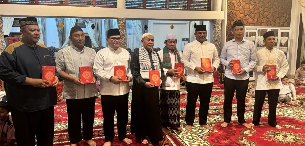 Caption: Pj Gubernur Babel Safrizal ZA, Pj Bupati Bangka M Haris, Ketua MUI Bangka Saful Zohri, Kapolres Bangka AKBP Toni Sarjaka, Dandim 0413 Bangka Letkol Arh Agung Rakhman Wahyudi secara simbolis menerima mushaf Al Quran di Rumdin Bupati Bangka, Sungailiat, Sabtu (30/3/2024). (foto: Fakhruddin)