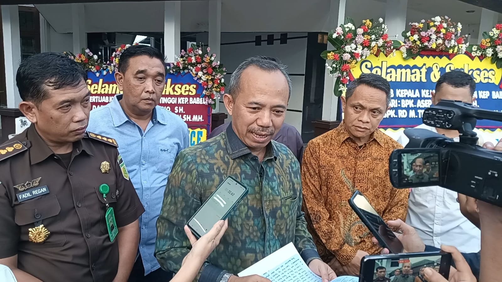 Caption: Kajati Babel, Asep Maryono didampingi Asintel Fadil Regan dan Kasi Penkum Basuki Rahardjo saat menggelar jumpa pers di halaman kantor Kejati Babel, Selasa (2/4/2024). (foto: dok babelterkini.com)