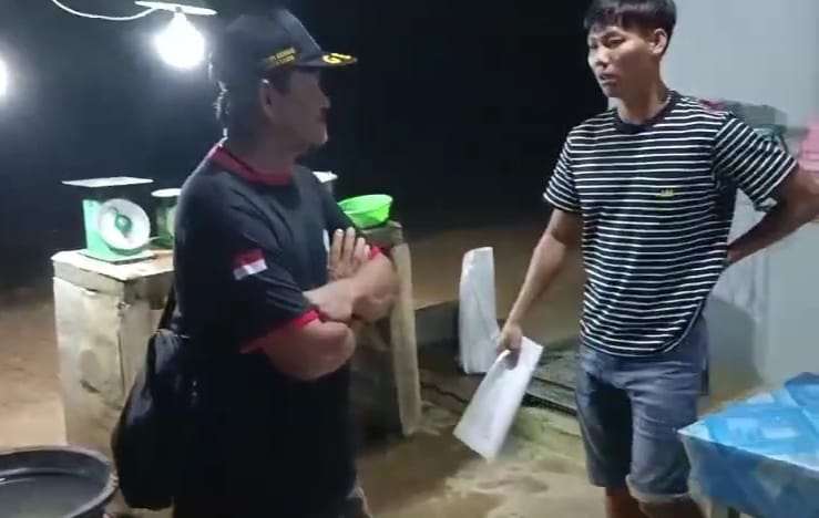 Caption: As, oknum (baju kaos hitam) yang mengaku dari media saat mendatangi pengusaha (baju kaos garis putih) pada malam hari. (foto: sc)