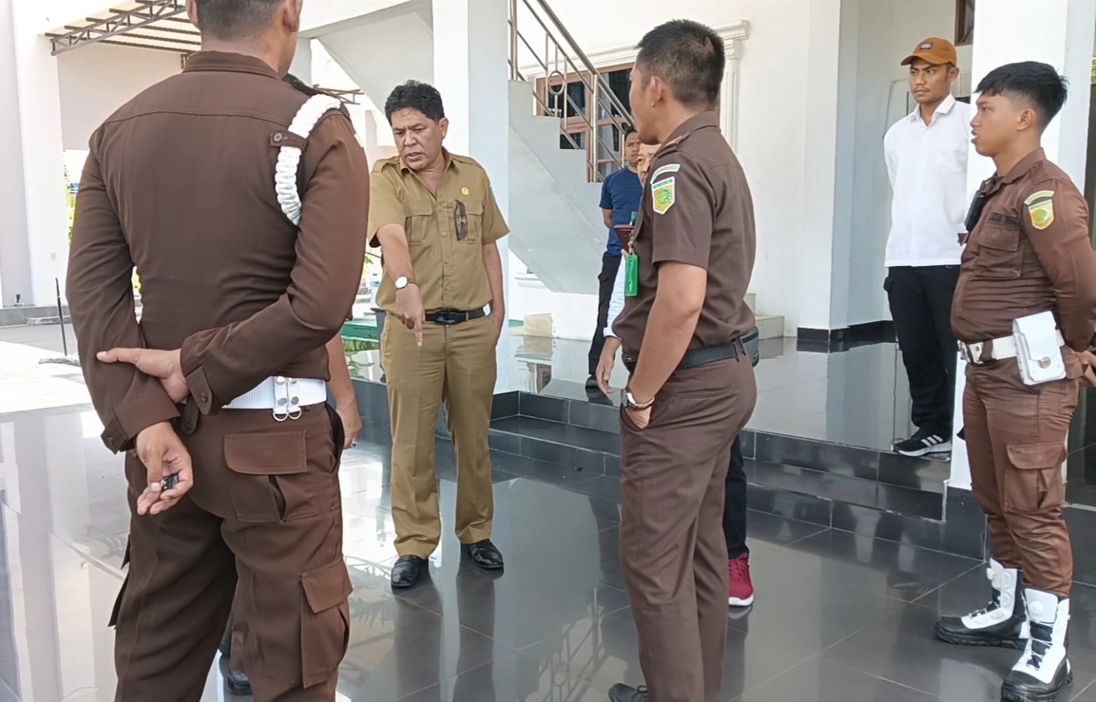 Caption: mantan Kadishut Babel, Marwan saat mendatangi kantor Kejati Babel, Senin (6/5/2024). (foto: dok babelterkini.com)