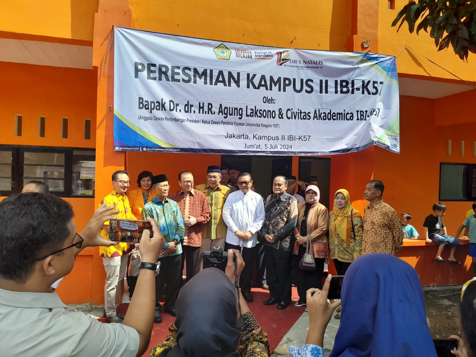 Caption: Anggota Wantimpres DR Dr HR Agung Laksono (baju putih) berfoto bersama usai meninjau Kampus-II IBI K-57 yang baru diresmikan Jumat (5/7/2024). (Foto: A.Ristanto).