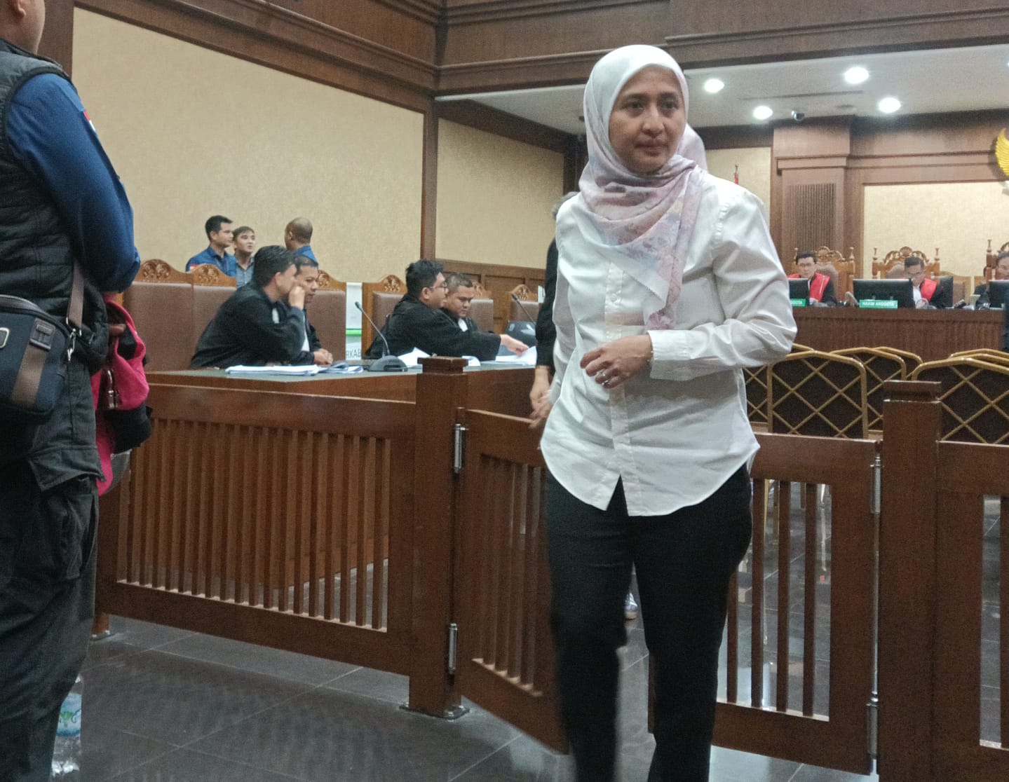 Caption: Direktur Keuangan PT Timah Tbk, Vina Eliani usai memberikan kesaksian di persidangan, Kamis (29/8/2024). (foto: dok babelterkini.com)