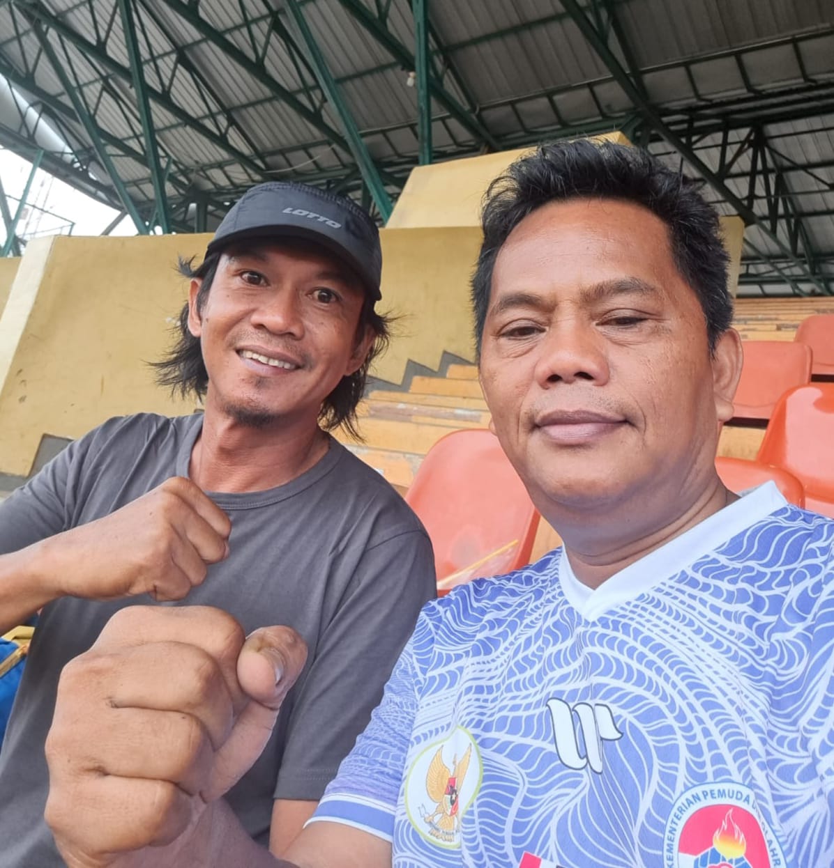 Caption: Ketua Blispi Babel (kiri) dan Ketua Blispi Pusat (kanan) saat sedang memantau renovasi Stadion Bima Cirebon untuk persiapan Kejuaraan Nasional Akademi Bina Sentra. (foto: ist)