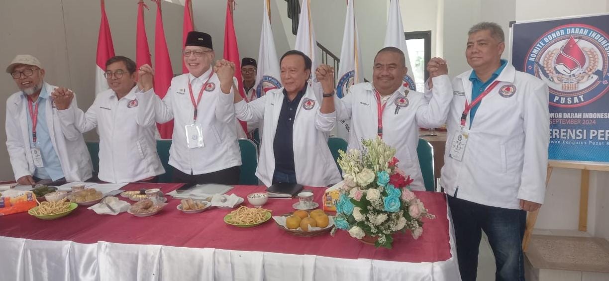Caption: Ketua Umum KDDI Pusat, Edward Napitupulu (tiga dari kiri) didampingi Ketua PMI Pusat M.Muas (tiga dari kanan) berfoto bersama usai jumpa pers. (Foto: Ist./Humas KDDI).