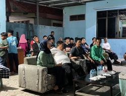 Nobar Indonesia Vs China di Posko Bukit Merapin, Cagub Hidayat Arsani Membaur Bersama Warga