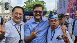 Caption: Harwendro Adityo Dewanto diapit Isyak-Masdar saat kampanye akbar dihalaman Gedung Nasional Tanjungpandang, Jumat (22/11/2024). (foto: dok babelterkini.com)