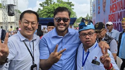 Caption: Harwendro Adityo Dewanto diapit Isyak-Masdar saat kampanye akbar dihalaman Gedung Nasional Tanjungpandang, Jumat (22/11/2024). (foto: dok babelterkini.com)