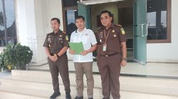 Asintel Kejati Babel, Fadil Regan (tengah) didampingi Aspidsus Suseno (kiri) dan Kasi Penkum Basuki Rahardjo (kanan)saat menggelar press rilis di Gedung Pidsus, Rabu (11/12/2024). (Foto: dok babelterkini.com)
