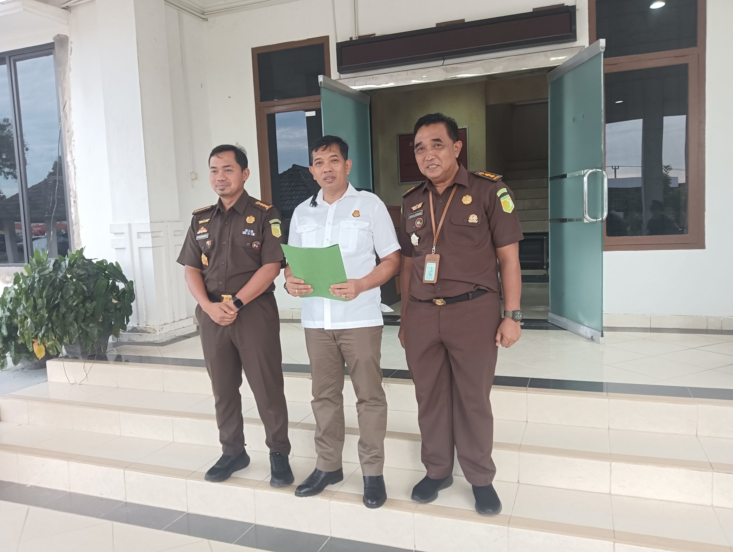 Asintel Kejati Babel, Fadil Regan (tengah) didampingi Aspidsus Suseno (kiri) dan Kasi Penkum Basuki Rahardjo (kanan)saat menggelar press rilis di Gedung Pidsus, Rabu (11/12/2024). (Foto: dok babelterkini.com)