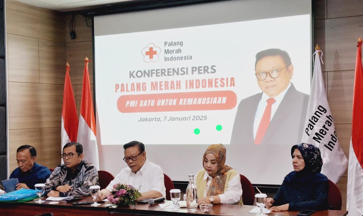 DR.Dr. HR Agung Laksono (tengah), Selasa 7 Januari 2025 malam di Jakarta menggelar jumpa pers, tentang sejumlah dugaan pelanggaran dalam proses pemilihan Ketua Umum PMI pada Musyawarah Nasional (Munas) XXII Tahun 2024. (Foto: Ist./dok. PMI Pusat).