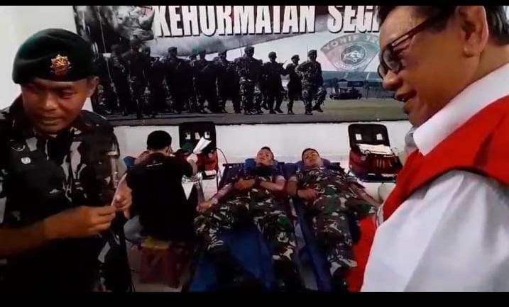 Ketua Umum PMI Pusat DR.Dr. HR Agung Laksono didampingi Komandan Batalyon Infanteri 320/Badak Putih, Mayor Erly Merlian (kiri) saat Saksikan Aksi para prajurit lakukan donor darah. (Foto: Ist.)