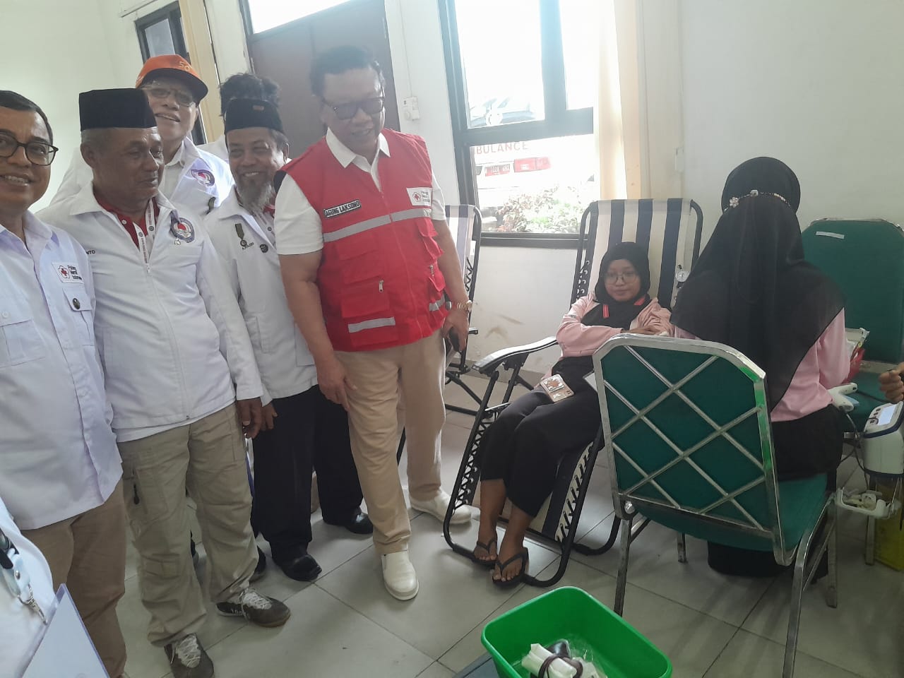 Ketua Umum PMI Pusat, DR.Dr. HR Agung Laksono (rompi merah) saat meninjau gerakan donor darah di Rototan, Cilincing, Jakarta Utara, Sabtu 15 Februari 2025. (Foto: Ist./A.Ristanto).