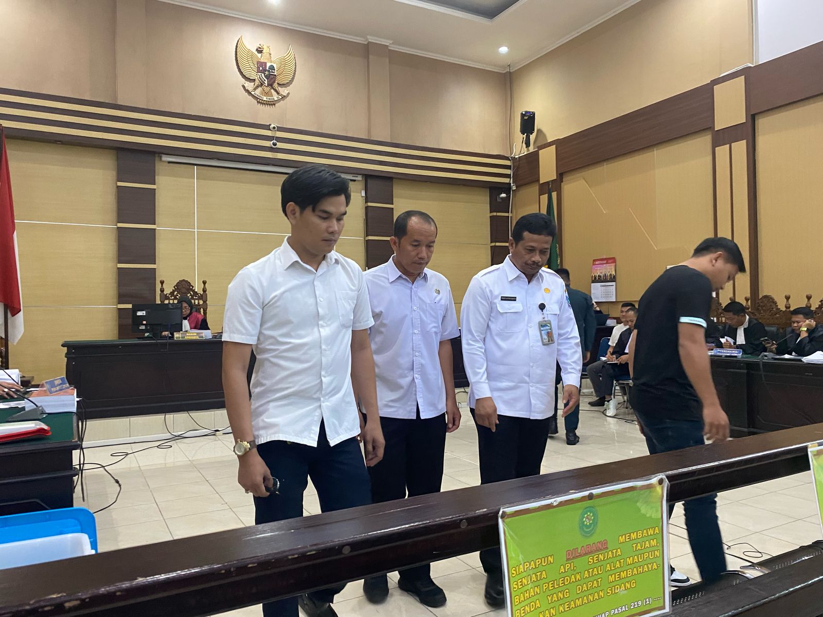 Caption: Eks Kadis DLHK Babel juga Pj Sekda Babel Ferry Aprianto, pejabat di KPHP Sigambir Kotawaringin Yudi, eks petinggi PT NKI Reza Aditama dan Reza Maryadi usai disumpah sebagai saksi di sidang Tipikor PT NKI, Ruang Sidang Garuda, PN Pangkalpinang, Rabu (26/2/2025).