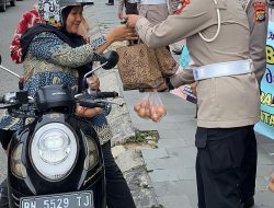 Momen Berkah Ramadan, Ditlantas Polda Babel Bagikan Ratusan Paket Takjil dan Telur Ayam