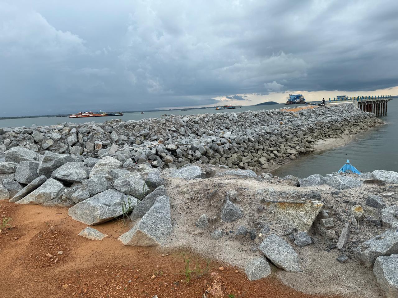 Caption: Proyek Pelabuhan Penyebrangan Mantung Belinyu, Kabupaten Bangka. (foto: dok babelterkini.com)