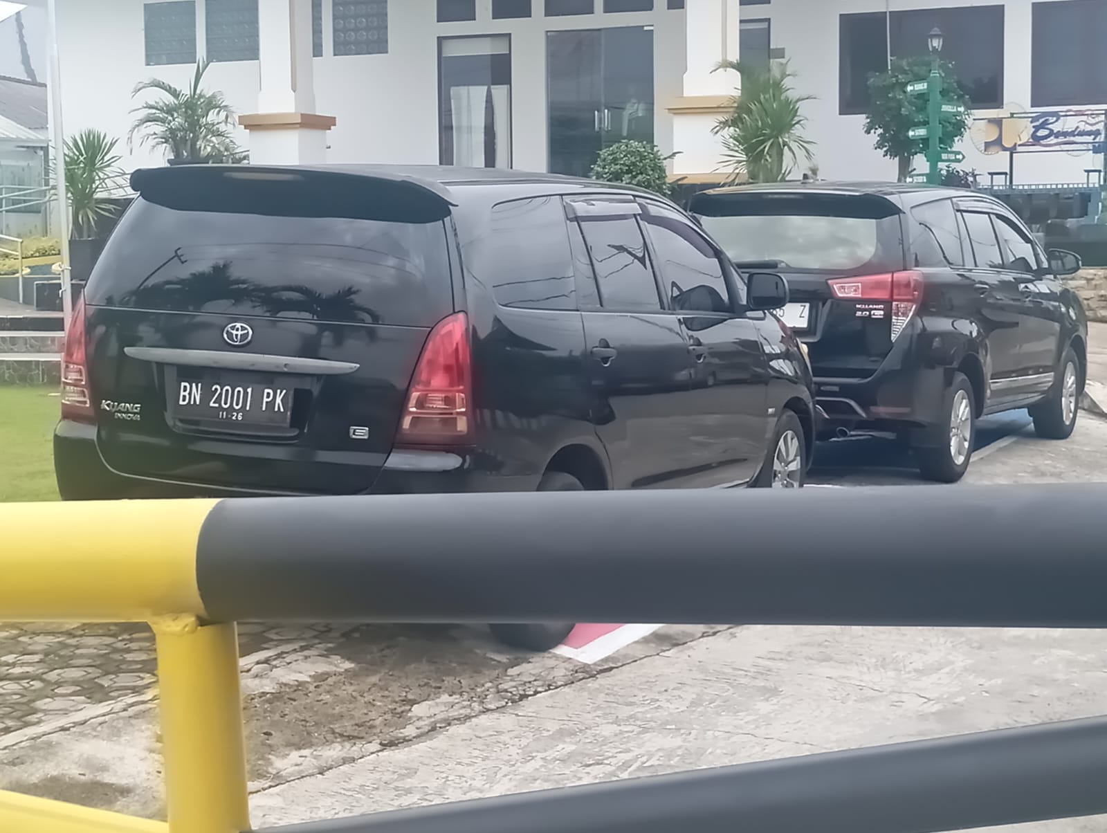 Caption: Mobil Dinas penyidik Kejati Babel yang terparkir di halaman kantor BWS Babel saat penggeledahan, Rabu (18/6/2025). (foto: dok babelterkini.com)