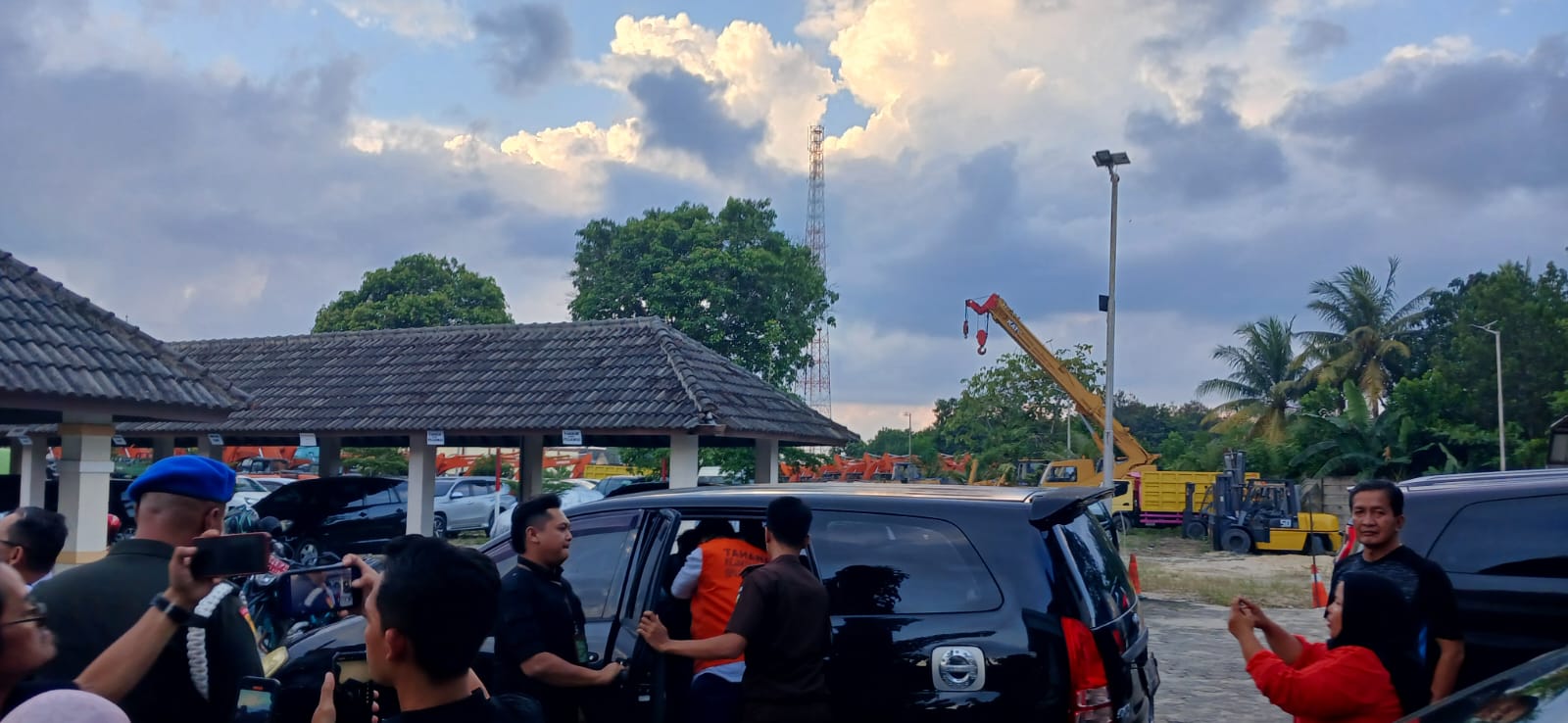 Caption: salah satu tersangka kasus korupsi proyek pemeliharaan rutin saat digiring penyidik Pidsus Kejati Babel ke mobil tahanan, Rabu (25/6/2025). (foto: dok babelterkini.com)