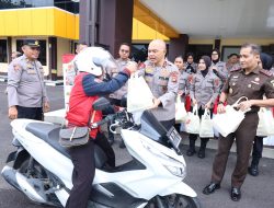Jalin Silaturahmi Sinergitas Jelang Hari Bhayangkara ke 79, TNI-Polri-Kejaksaan di Babel Bagi-bagi Tanda Mata ke Masyarakat