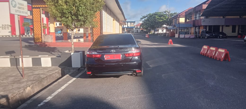 Caption: Kendaraan Dinas Wagub Babel, Hellyana yang terparkir di depan Gedung Ditreskrimum Polda Babel, Kamis (4/9/2025). (foto: ist)