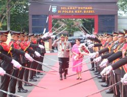 Tarian Sekapur Sirih Hingga Pedang Pora Sambut Kedatangan Irjen Pol Viktor T. Sihombing di Mapolda Babel