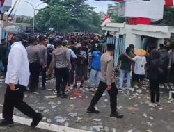 Aksi Unjuk Rasa di Depan Kantor PT. Timah Berlangsung Ricuh, Polisi Lepas Tembakan Gas Air Mata