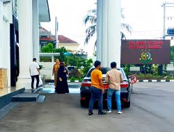 Berkas P21, Tersangka Wagub Hellyana Datangi Gedung Kejati