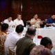 Presiden Prabowo Subianto memimpin rapat terkait program Makan Bergizi Gratis (MBG) di Jalan Kertanegara IV, Jakarta Selatan, Minggu (28/9/2025). Foto: Instagram/ @sekretariat.kabinet